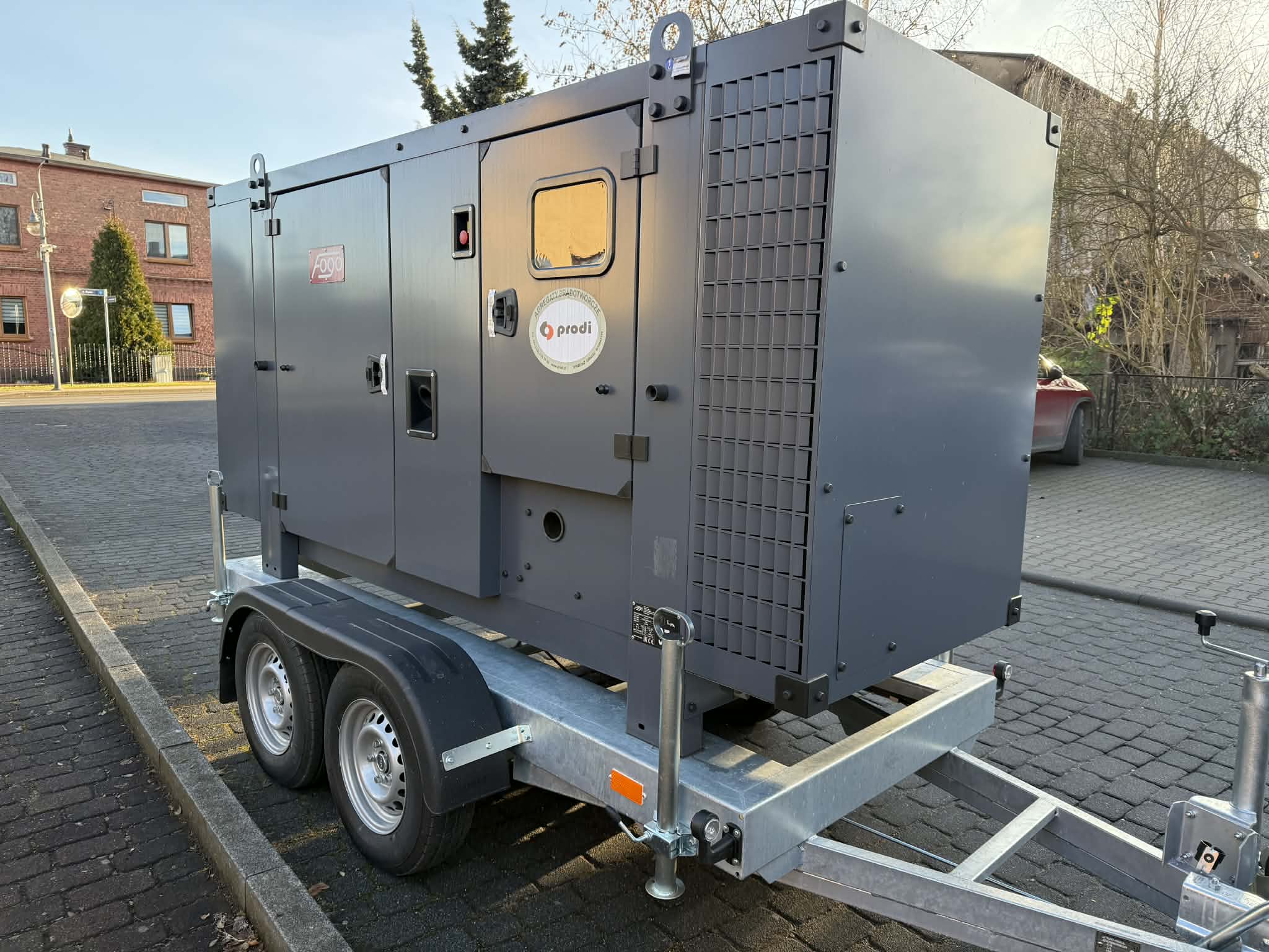 Agregat na przyczepie - widok z boku 