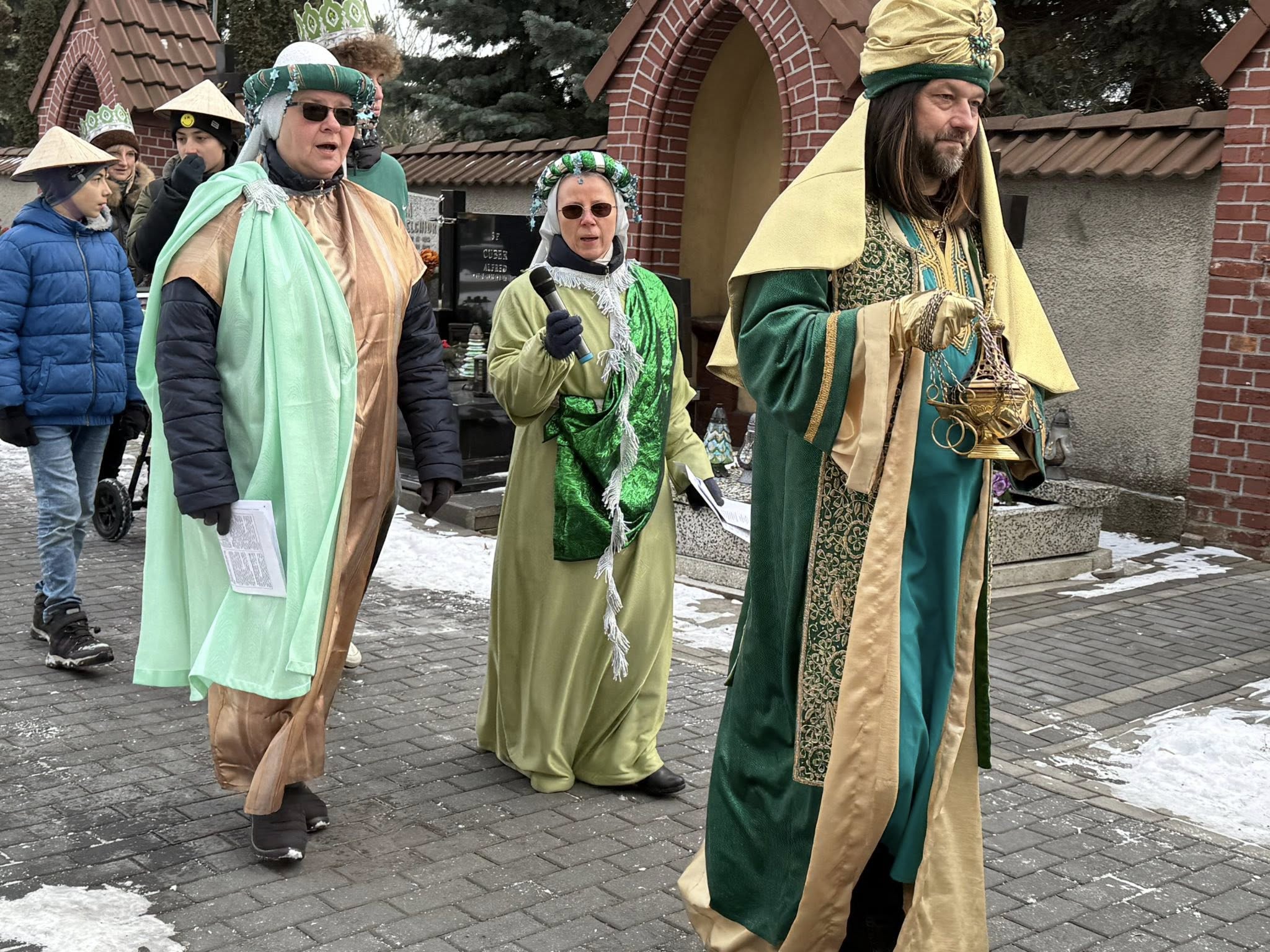 Osoby idące w orszaku w strojach - orszak zielony