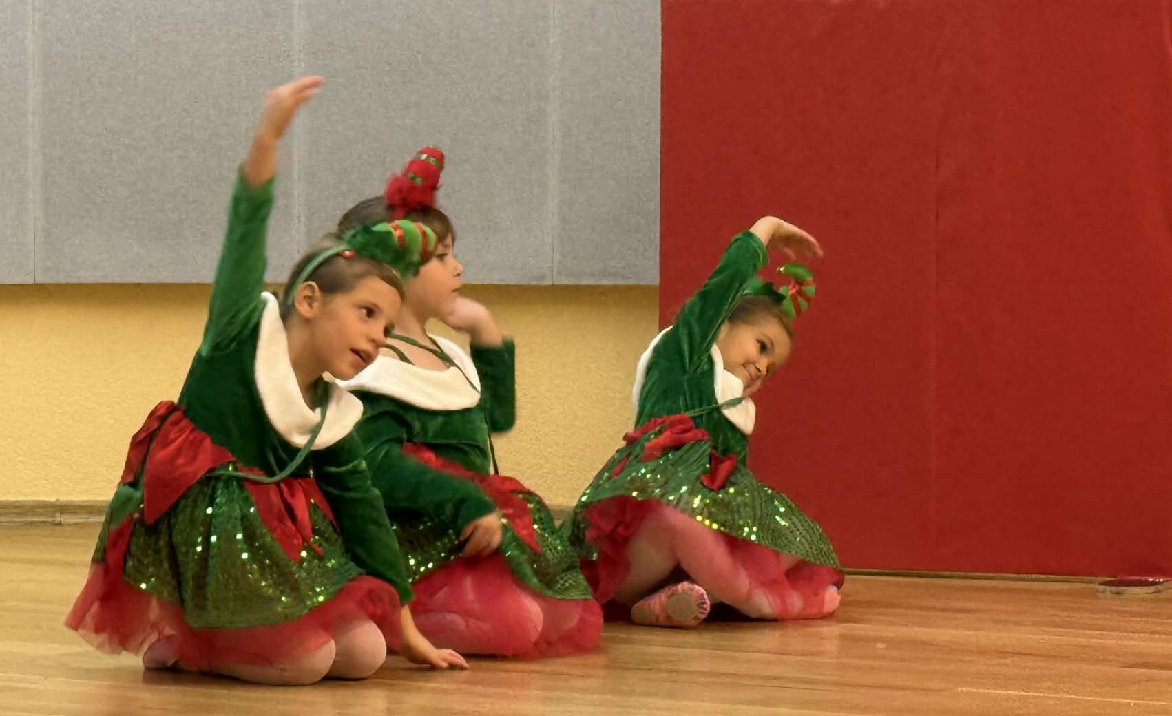 Trzy dziewczynki na scenie w strojach 