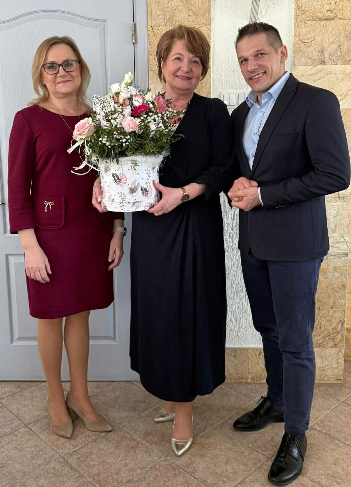 Dwie kobiety i mężczyzna pozujący do zdjęcia. 