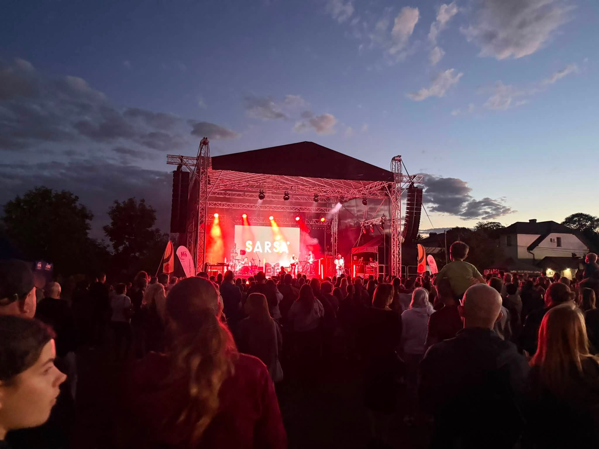 Scena muzyczna i publiczność 