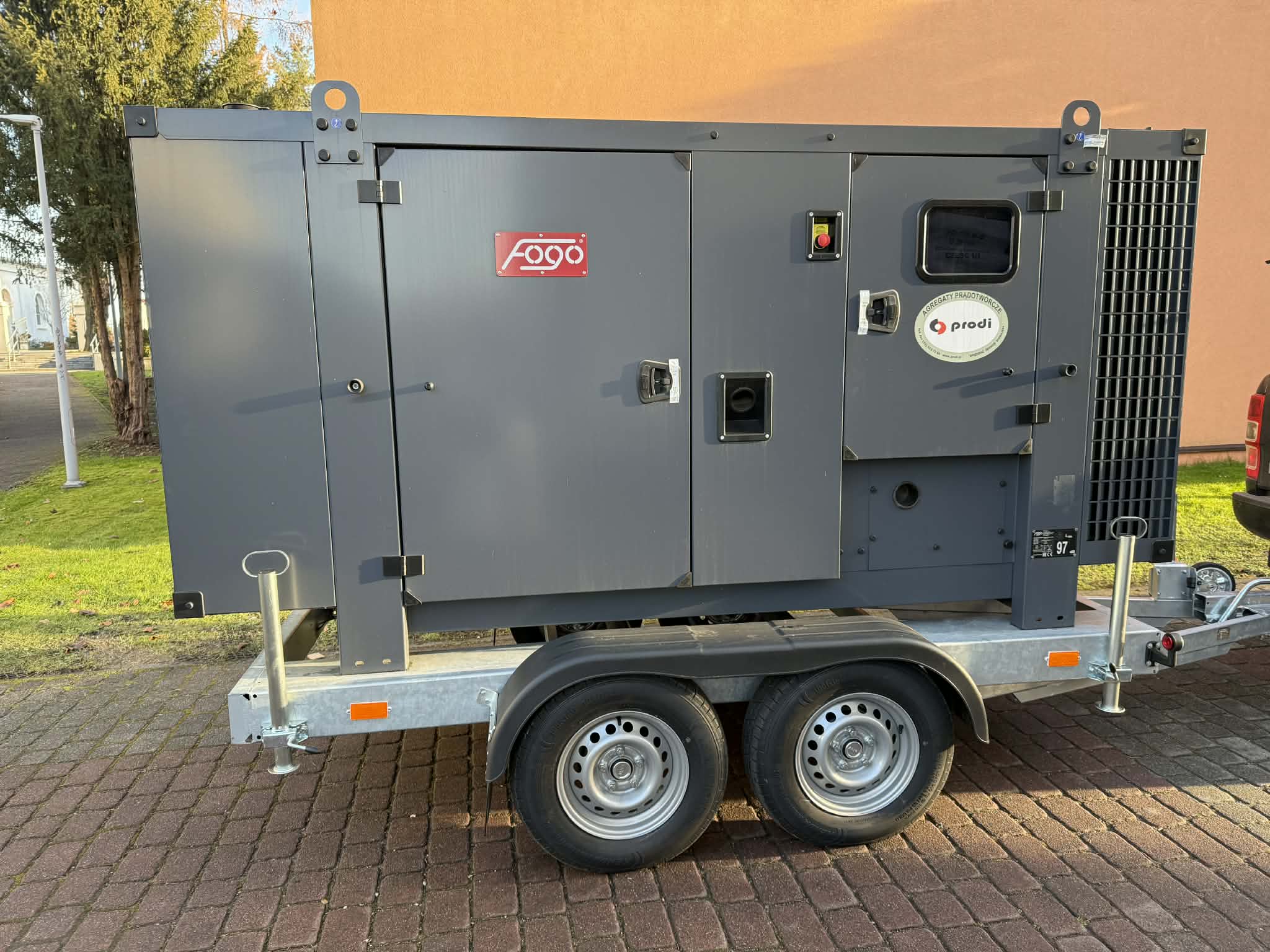 Agregat na przyczepie - widok z boku 