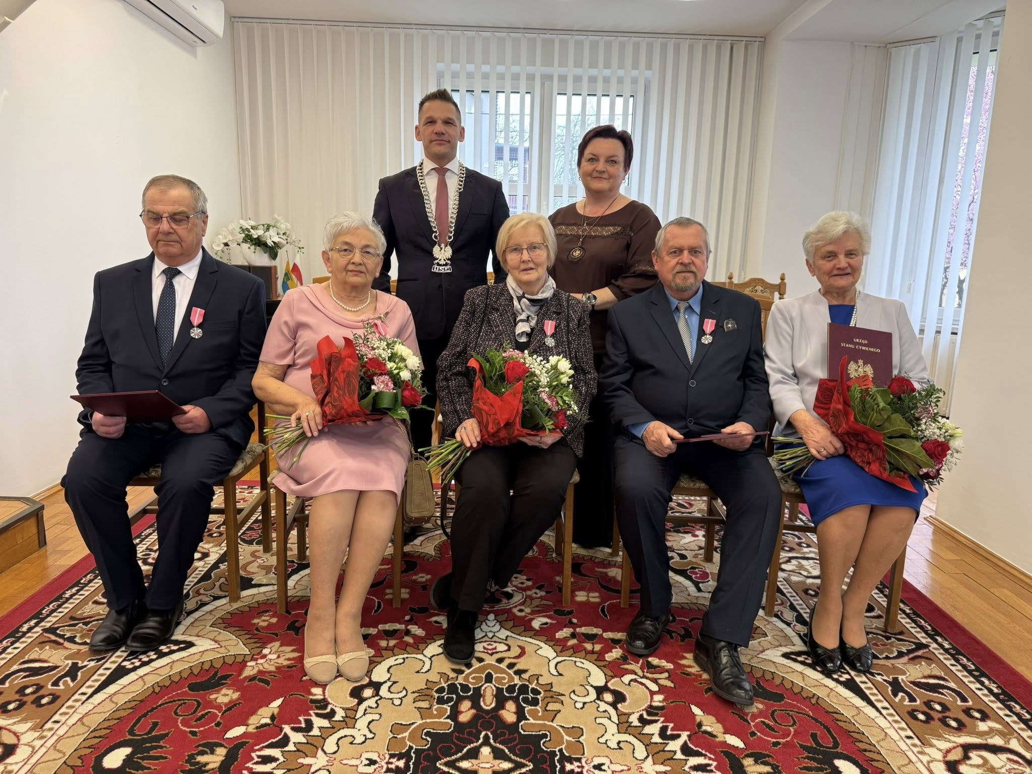 Osoby pozujące do zdjęcia w pomieszczeniu. Cztery kobiety i trzech mężczyzn. 