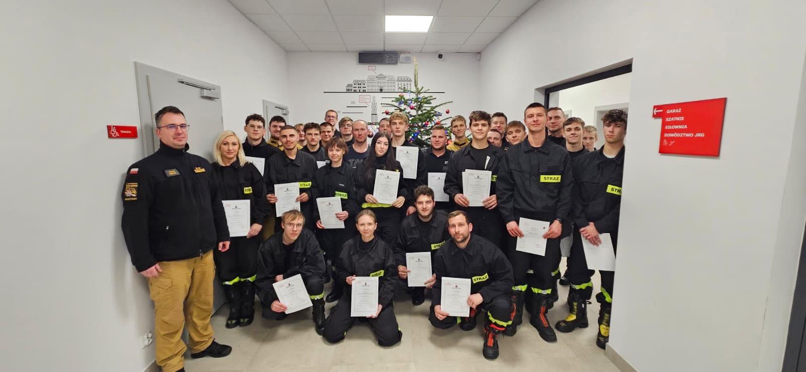 Druhowie w koszarówkach pozujący do zdjęcia. 