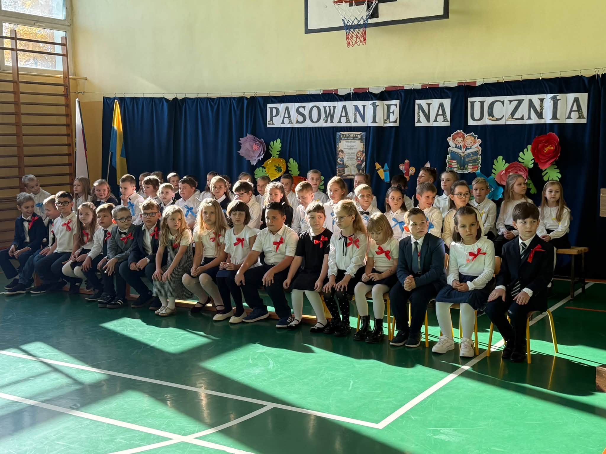 Dzieci siedzące w auli 