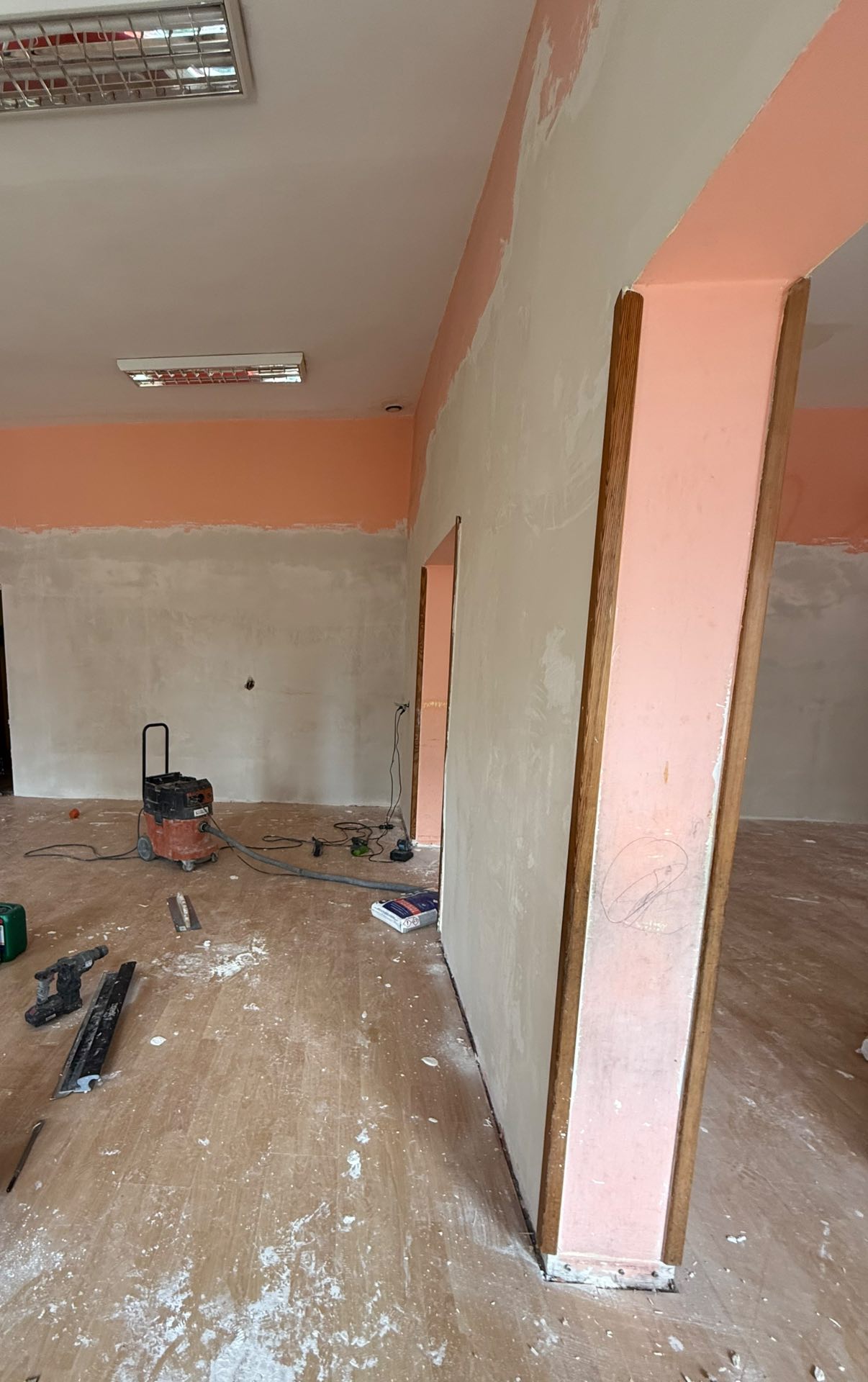 Remontowane pomieszczenia. Gipsowanie ścian 