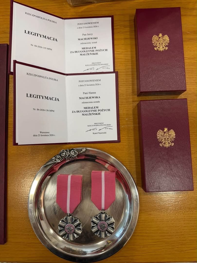 Dwie legitymacje i medale 