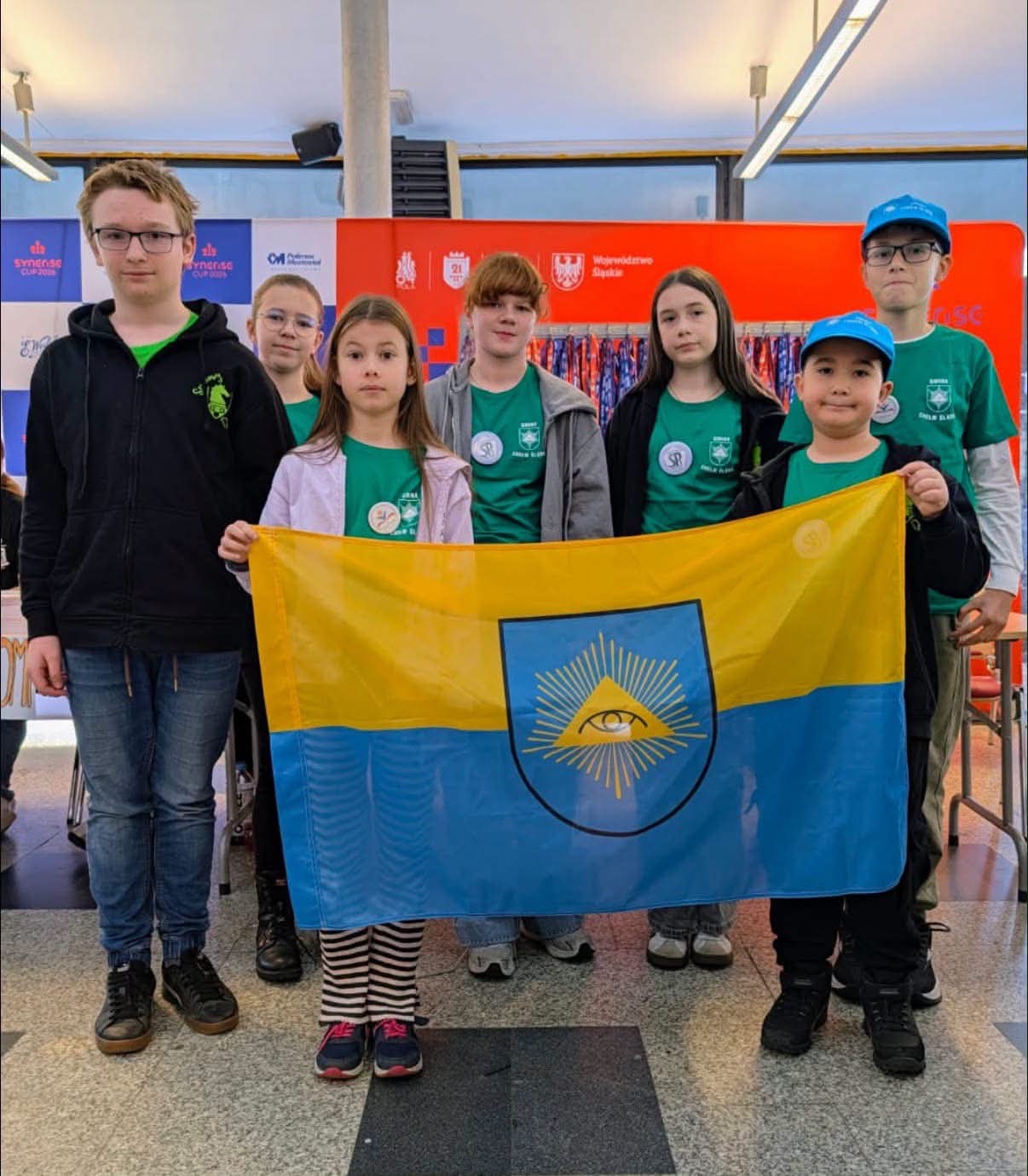 Siódemka dzieci z flagą Chełmu Ślaskiego 