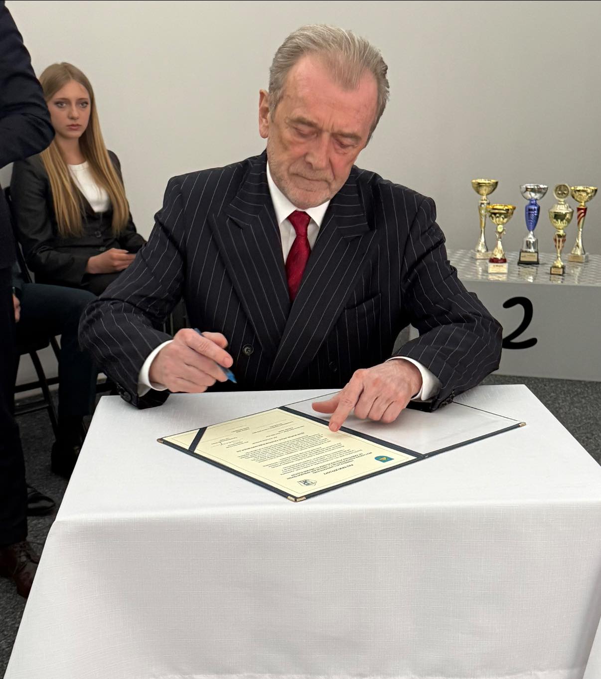 Mężczyzna podpisujący dokument 