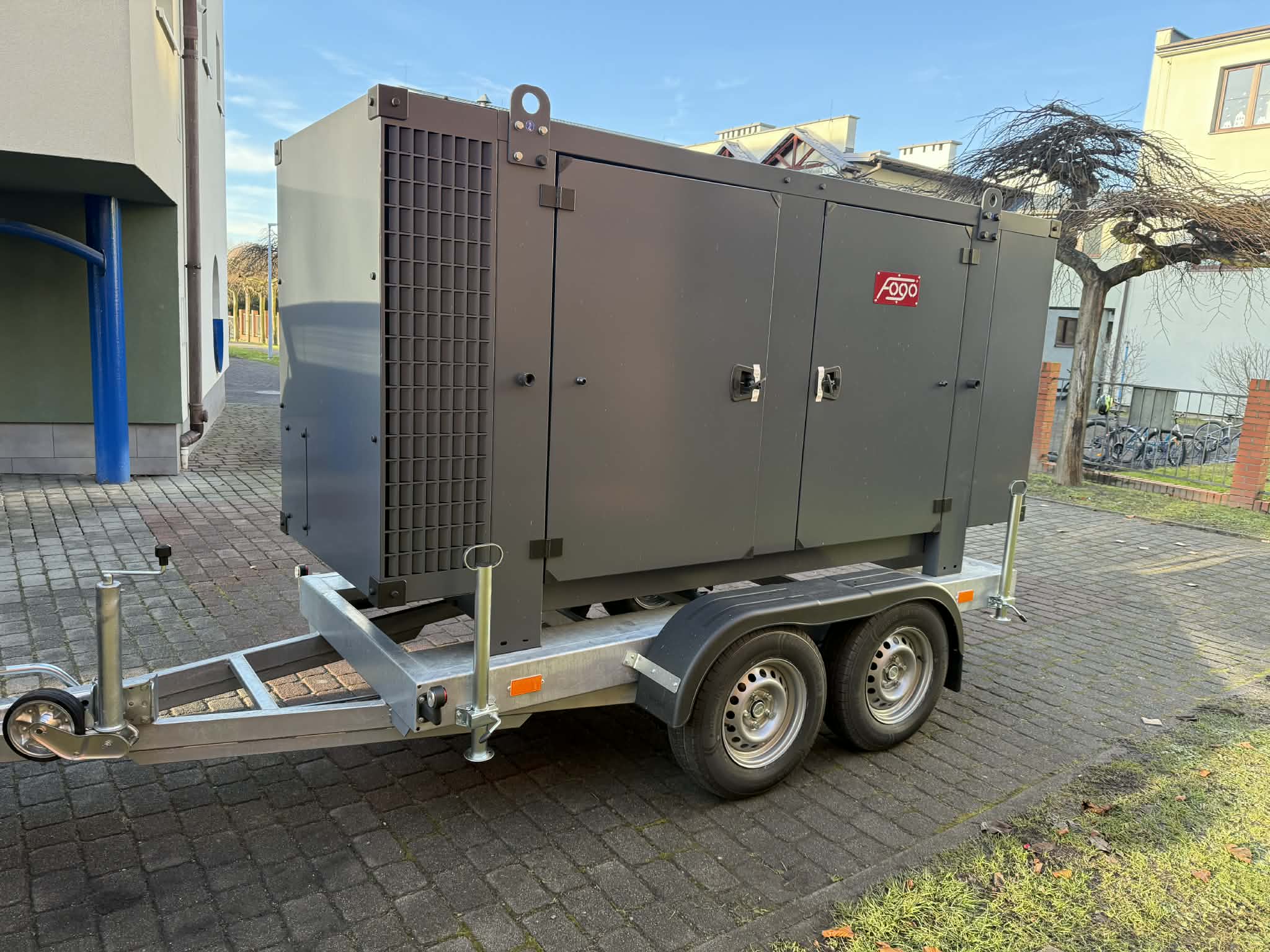 Agregat na przyczepie - widok z boku 