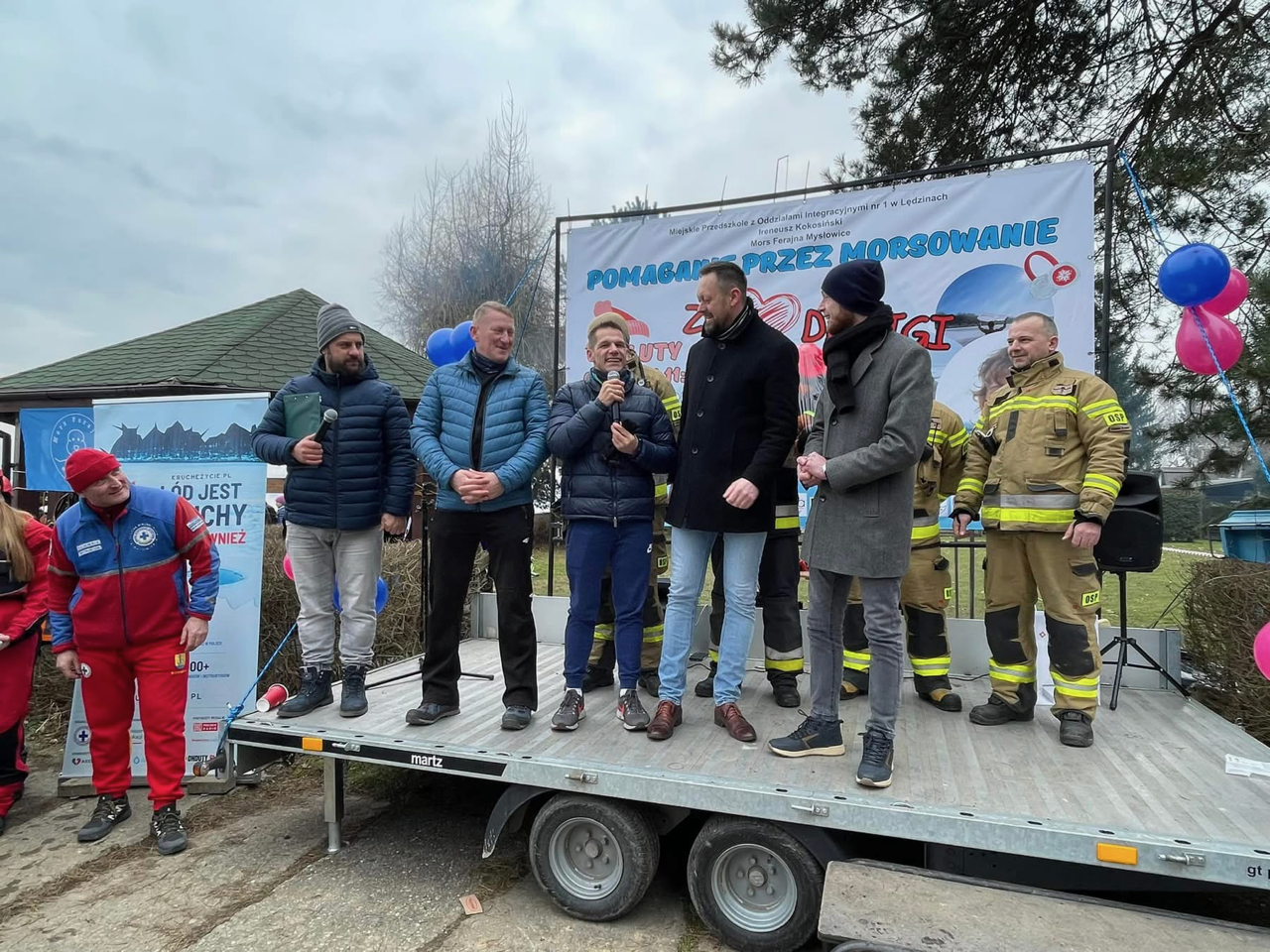 mężczyźni stojacy na platformie