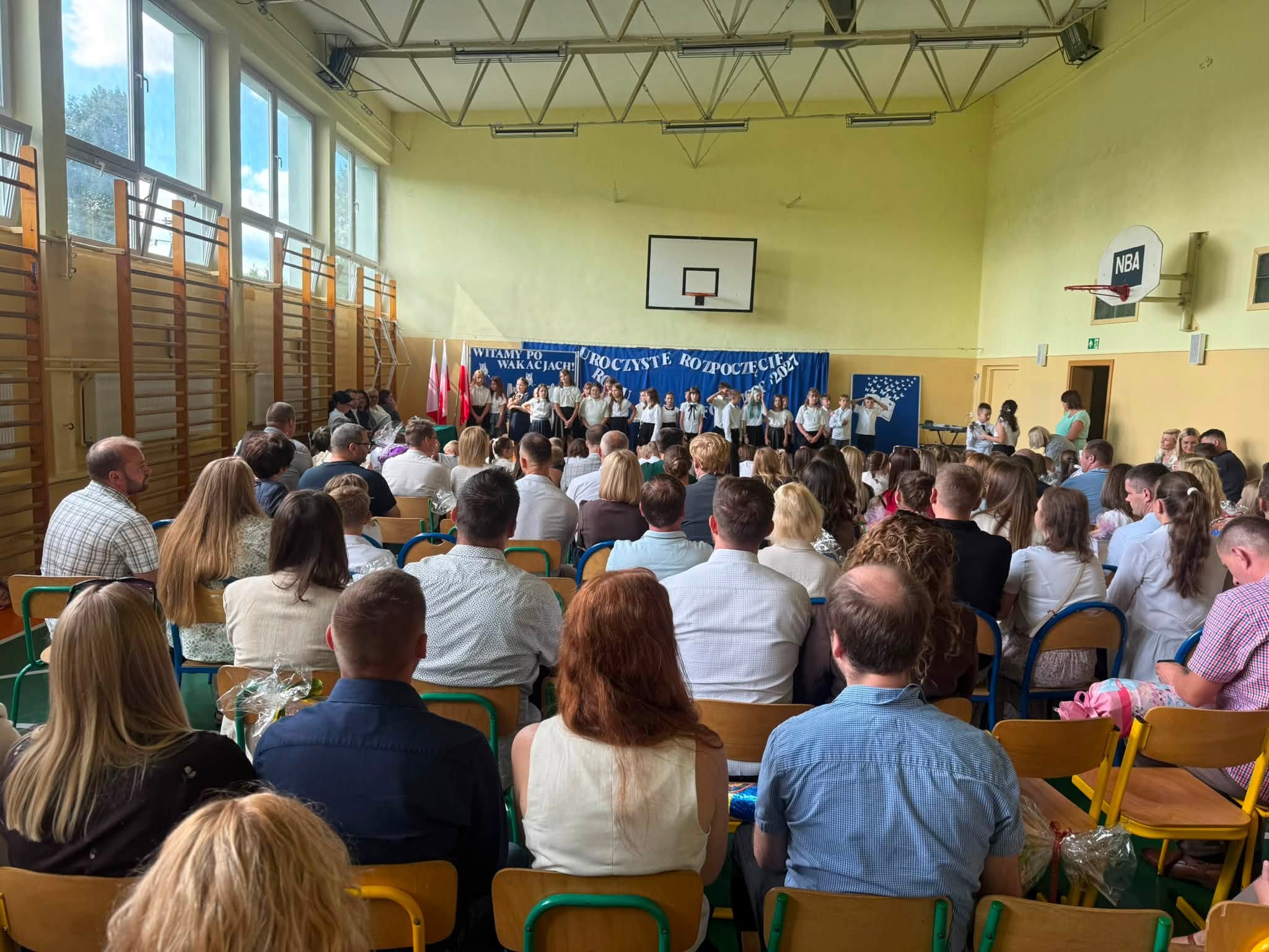 Osoby na sali gimnastycznej 