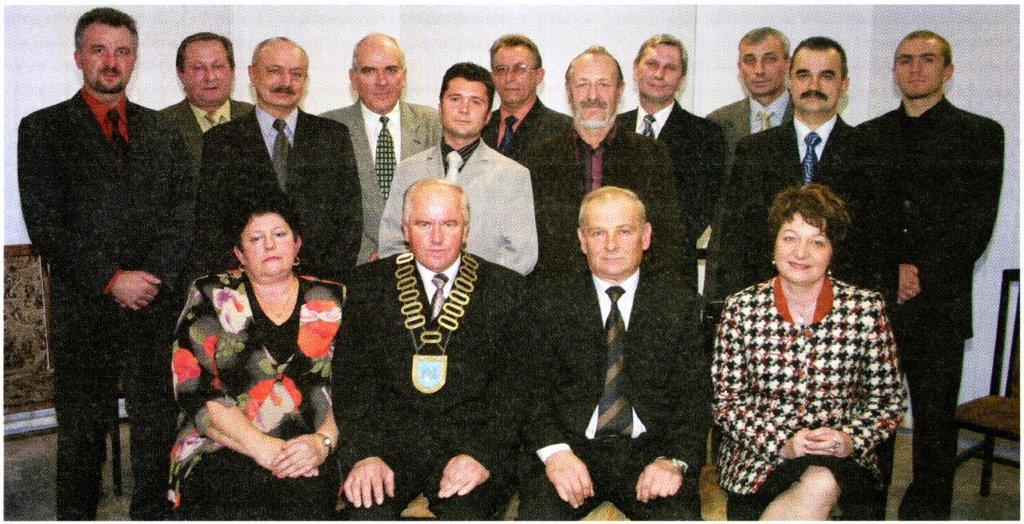 Osoby pozujące do zdjęcia. Część osób siedzi, inni stoją.