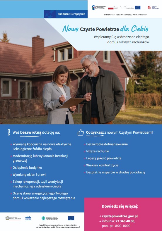 Kobieta i mężczyzna rozmawiający przy budynku 