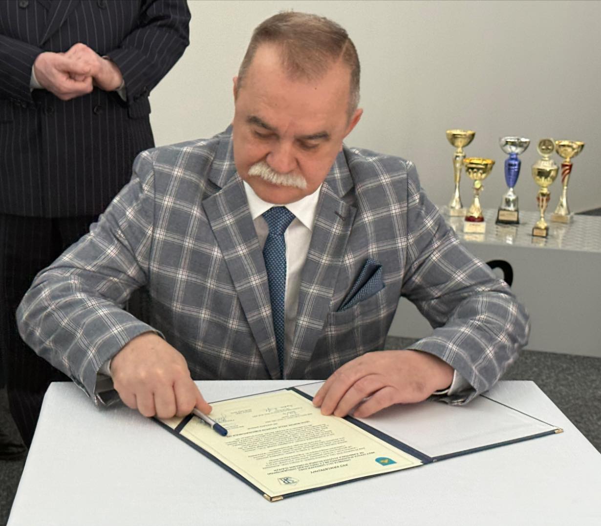 Mężczyzna podpisujący dokument 