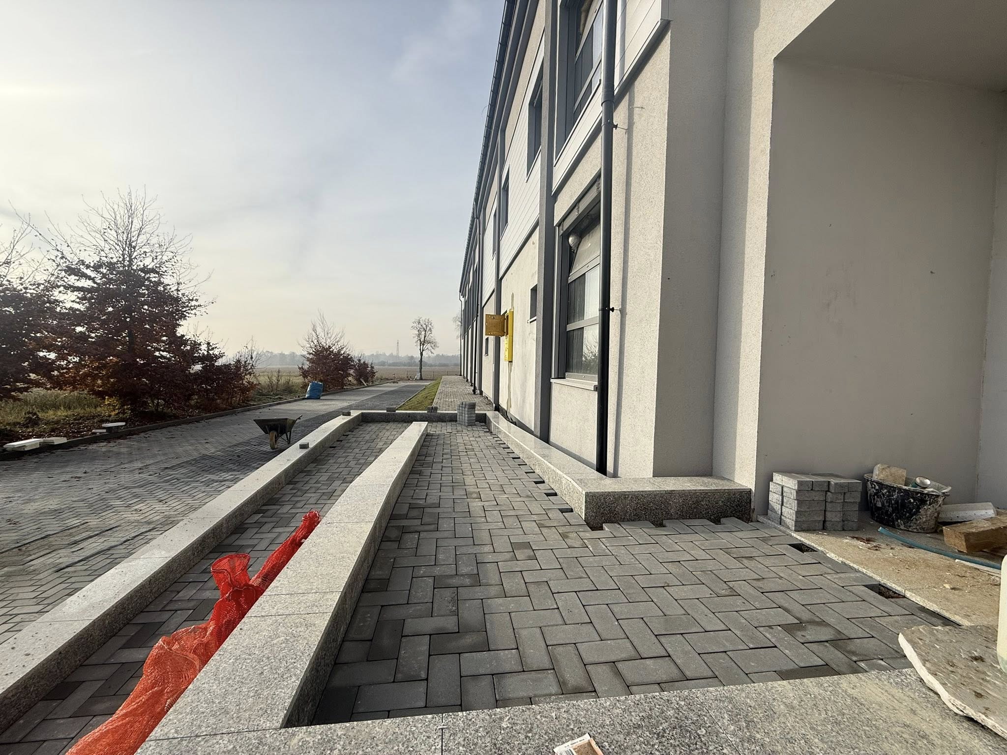 Wejście do budynku - sali gimnastycznej . Wyłożony teren puzlami 