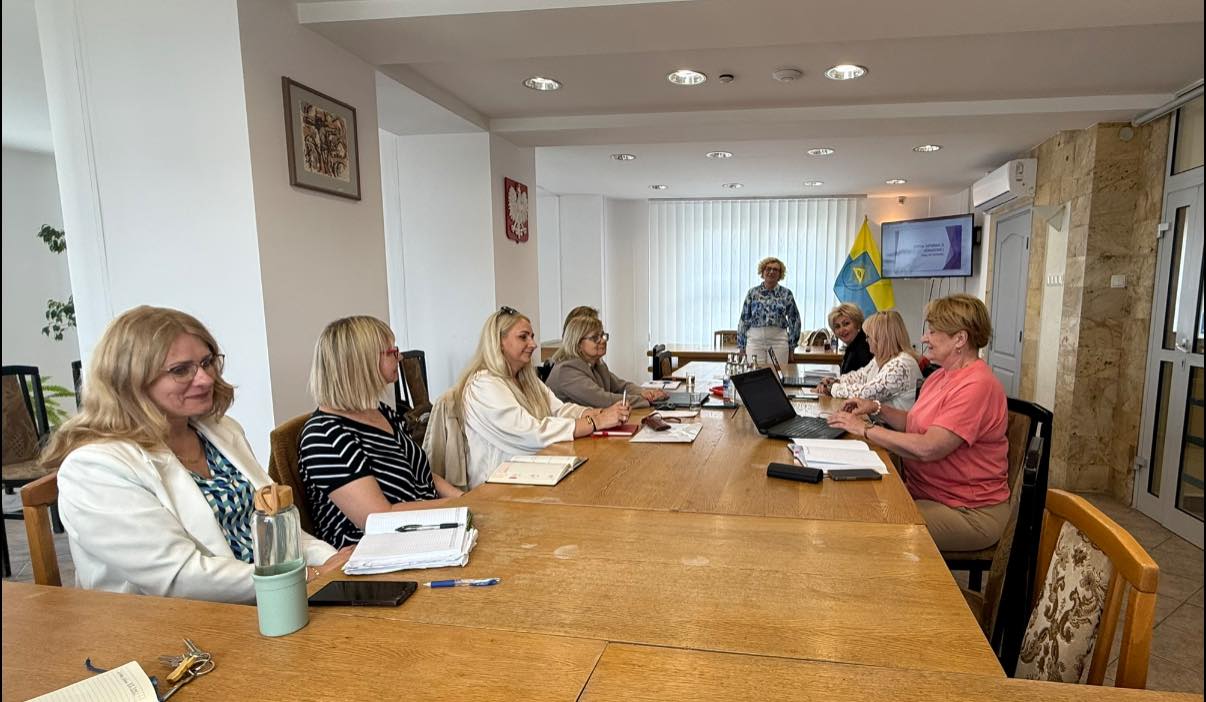 Kobiety siedzące w sali narad 