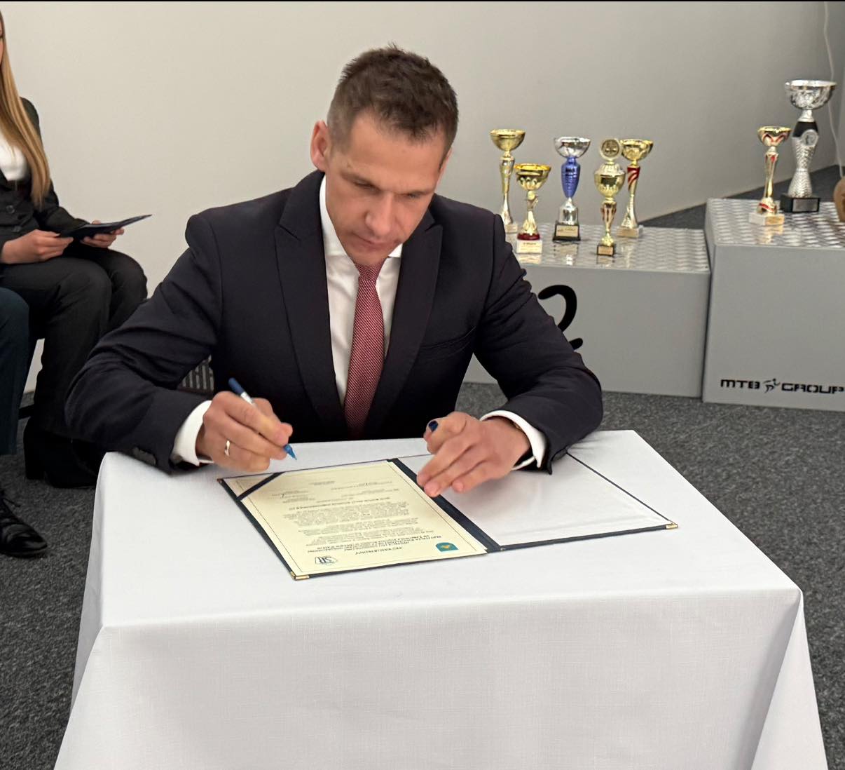 Mężczyzna podpisujący dokument 