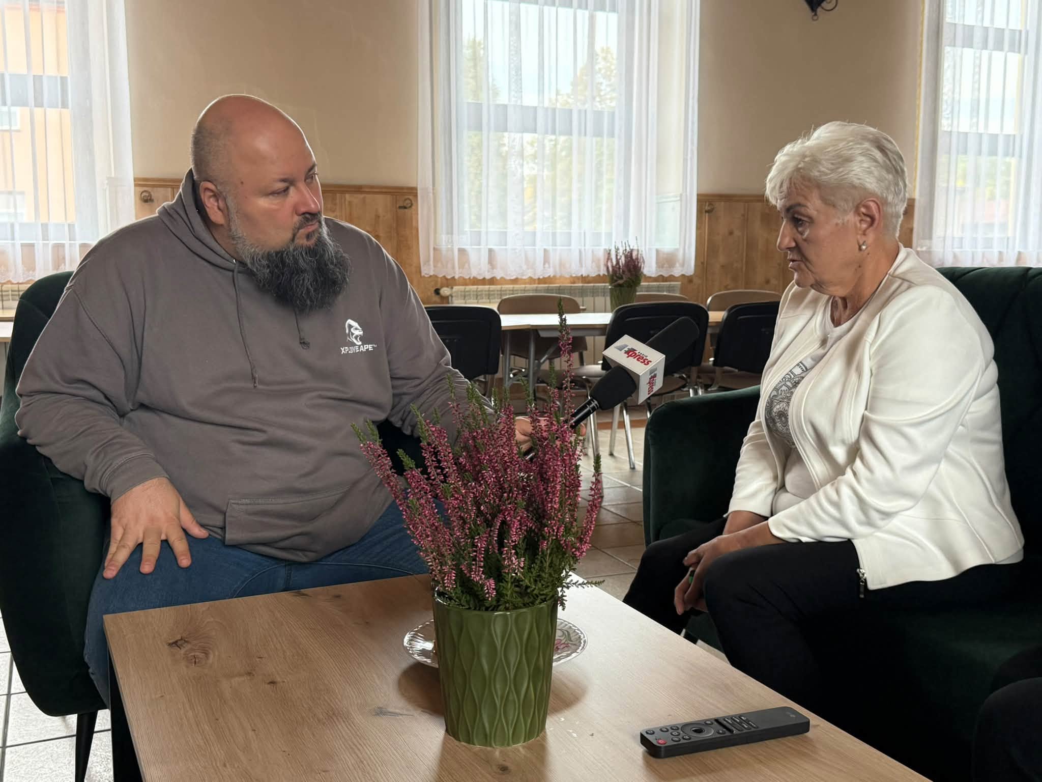 Kobieta i mężczyzna prowadzący ze sobą rozmowę 