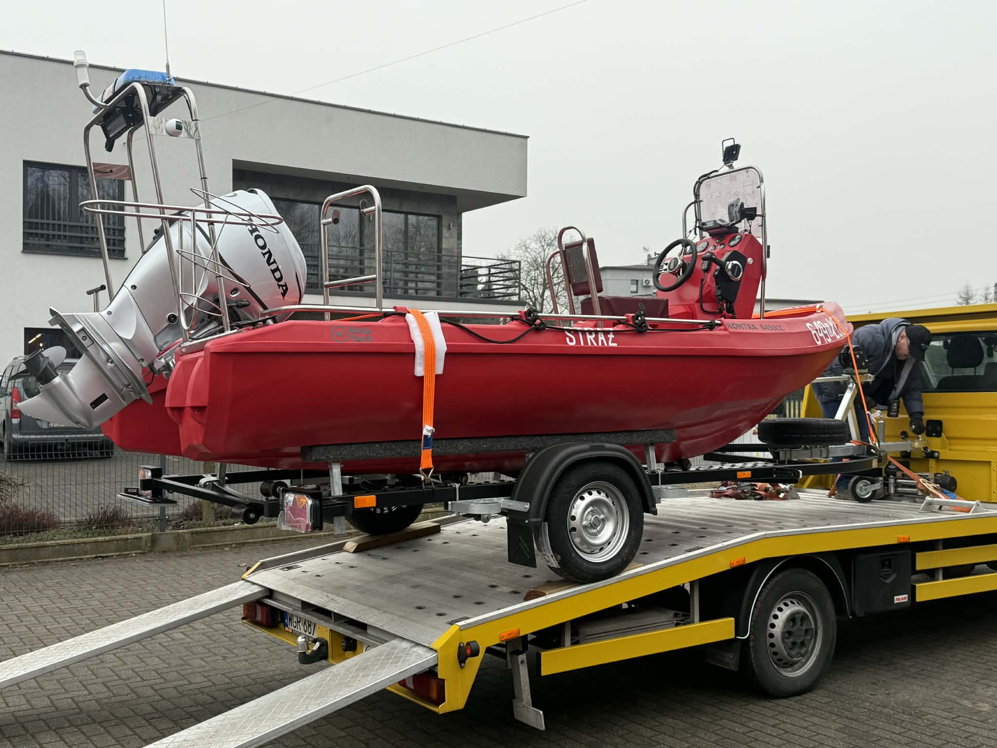 Łódź ratownicza na przyczepie. 