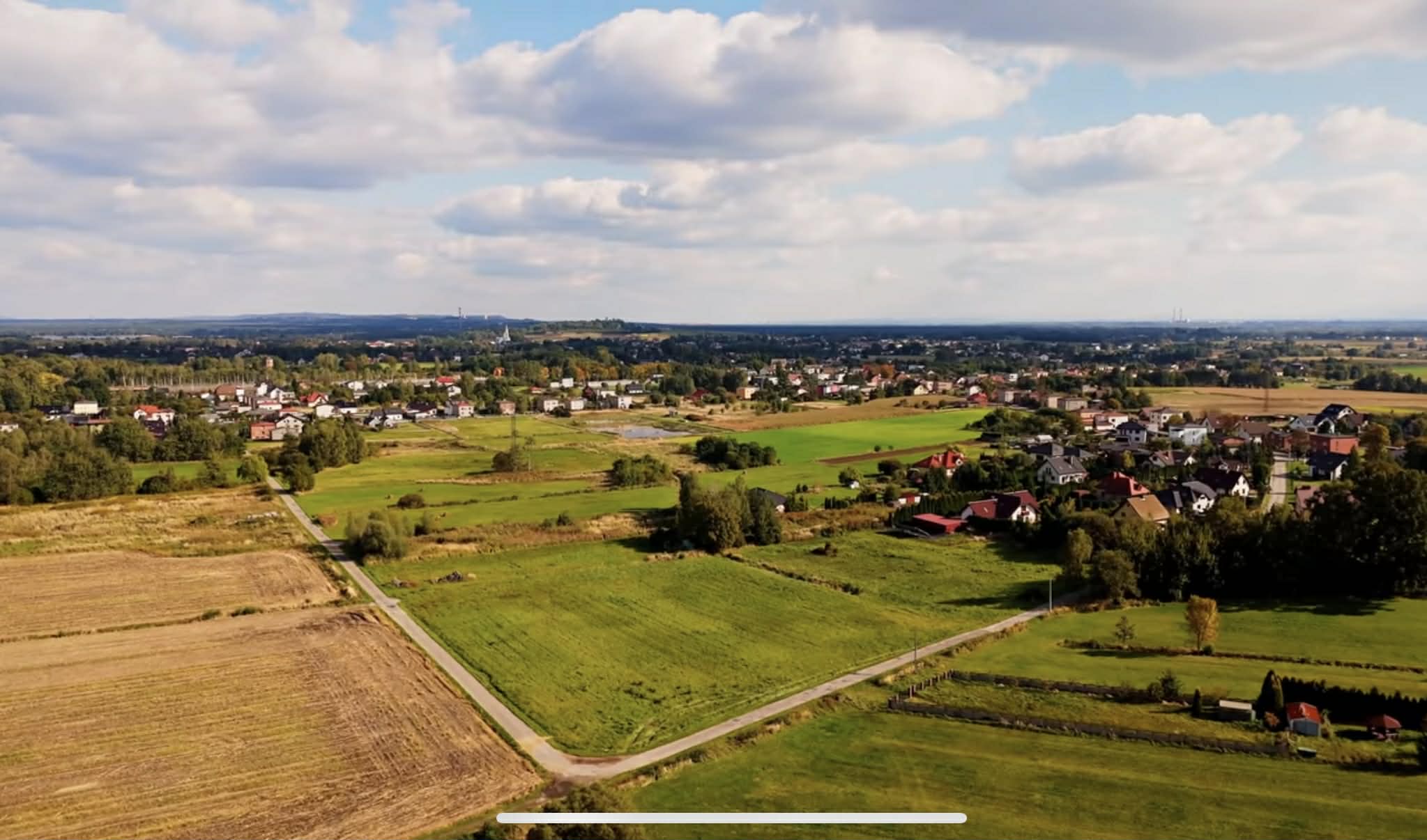 Zdjęcie lotnicze obszaru zielonego i zabudowanego budynkami 