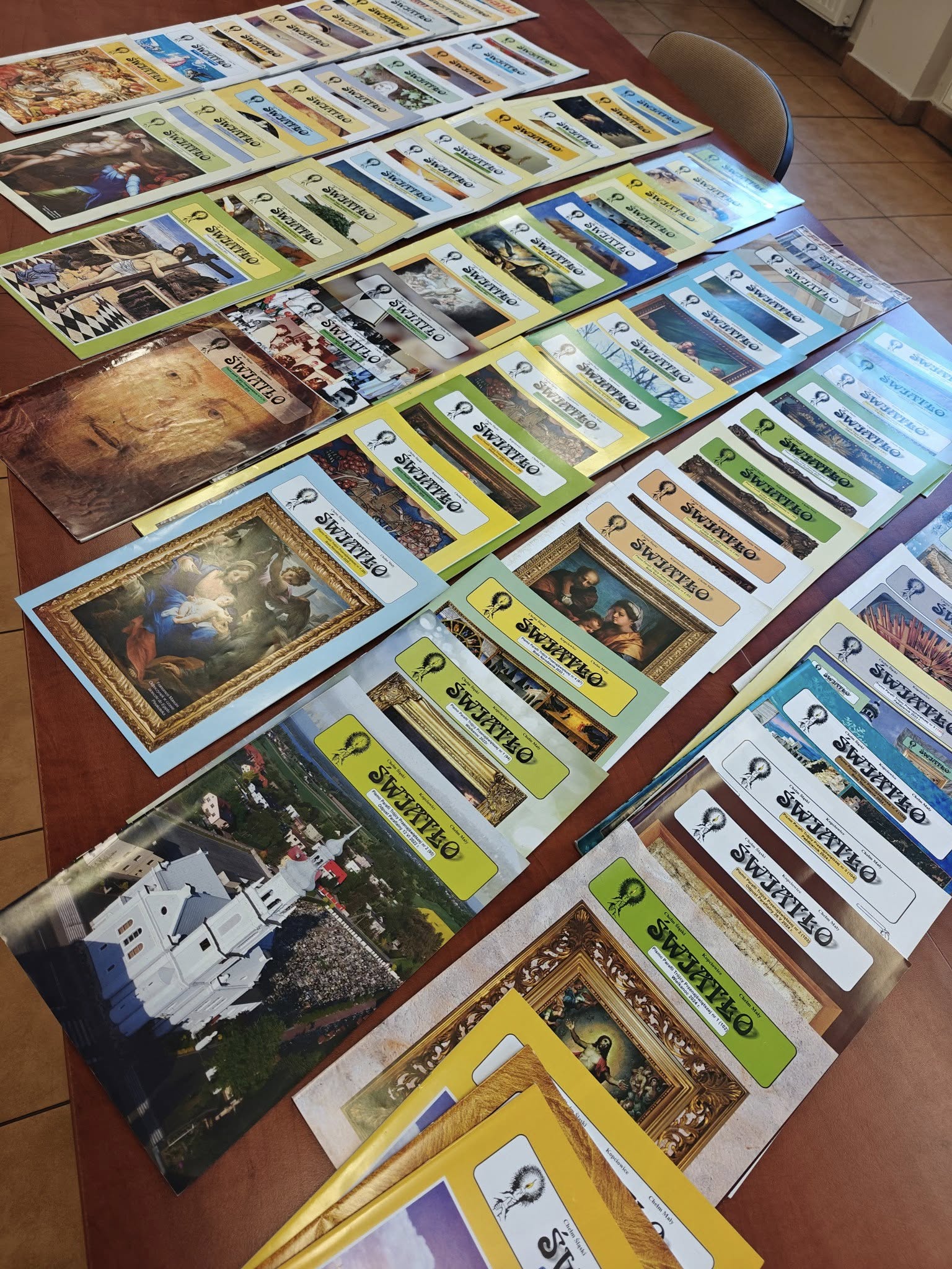 Poukładane na stoliku gazetki. Rozłożone do zdjęcia 