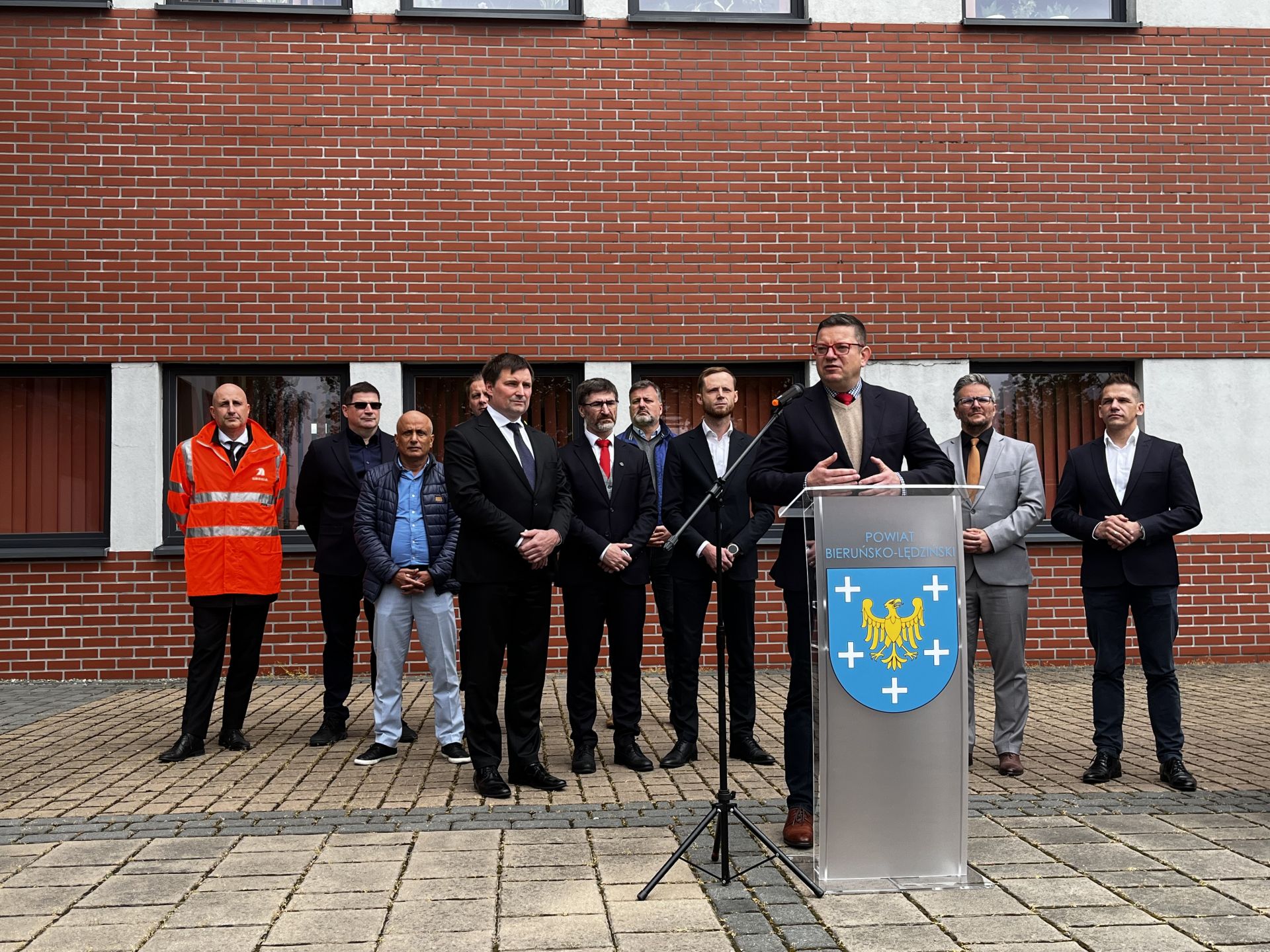 Mężczyźni stojacy przedbudynkiem 