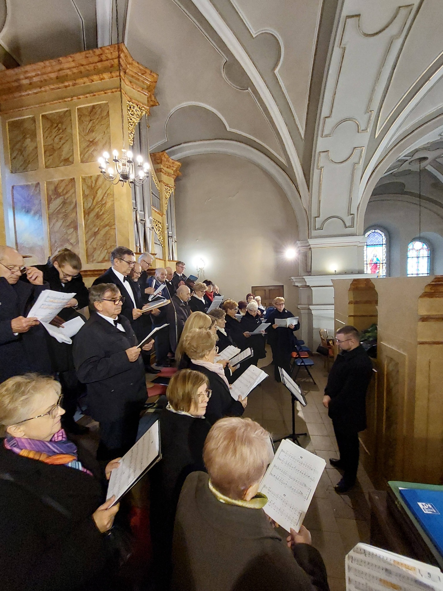 Kobiety i mężcyźni śpiewający w kościele 