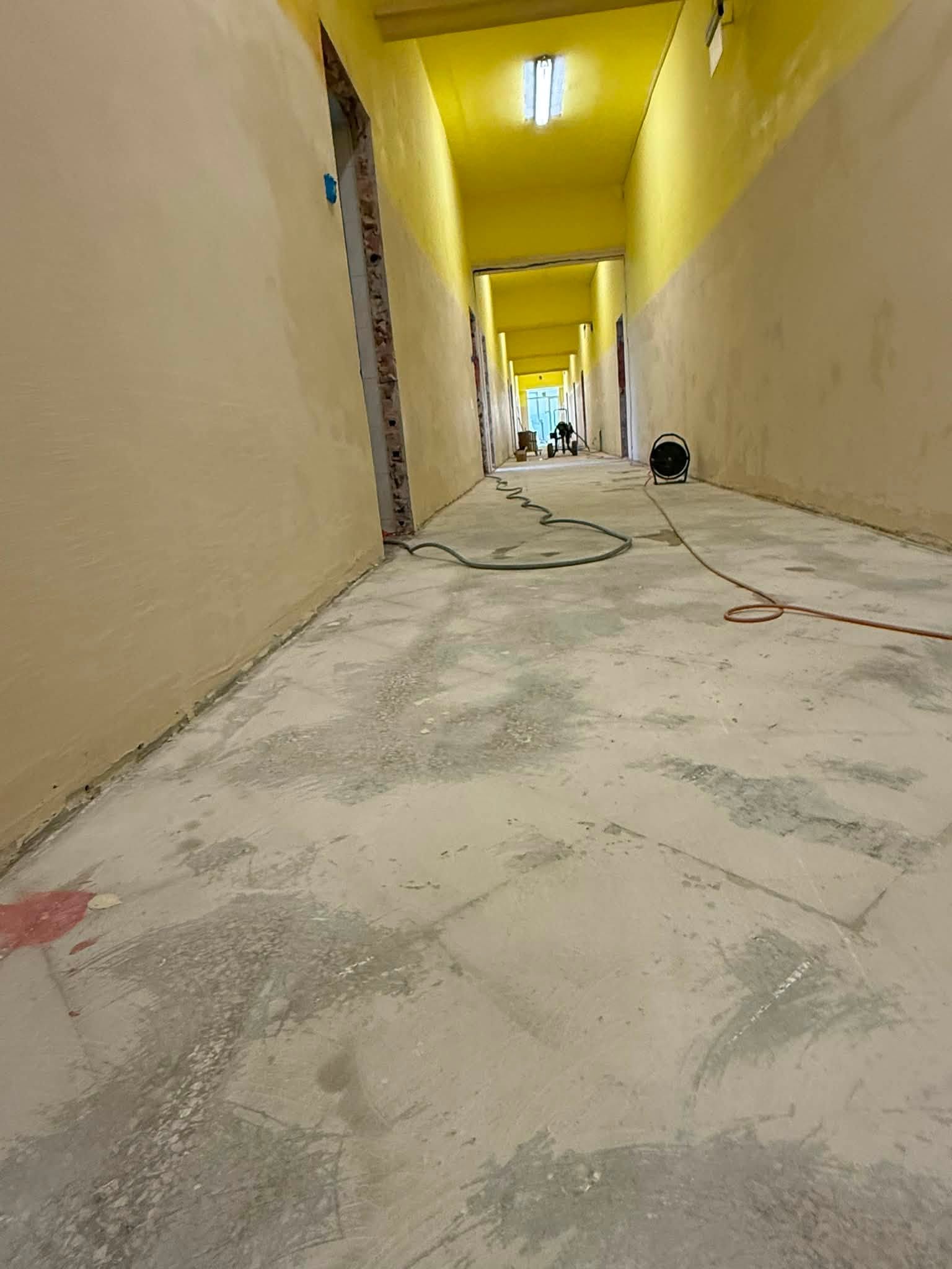 Korytarz na którym prowadzone są prace budowlane - remontowe 