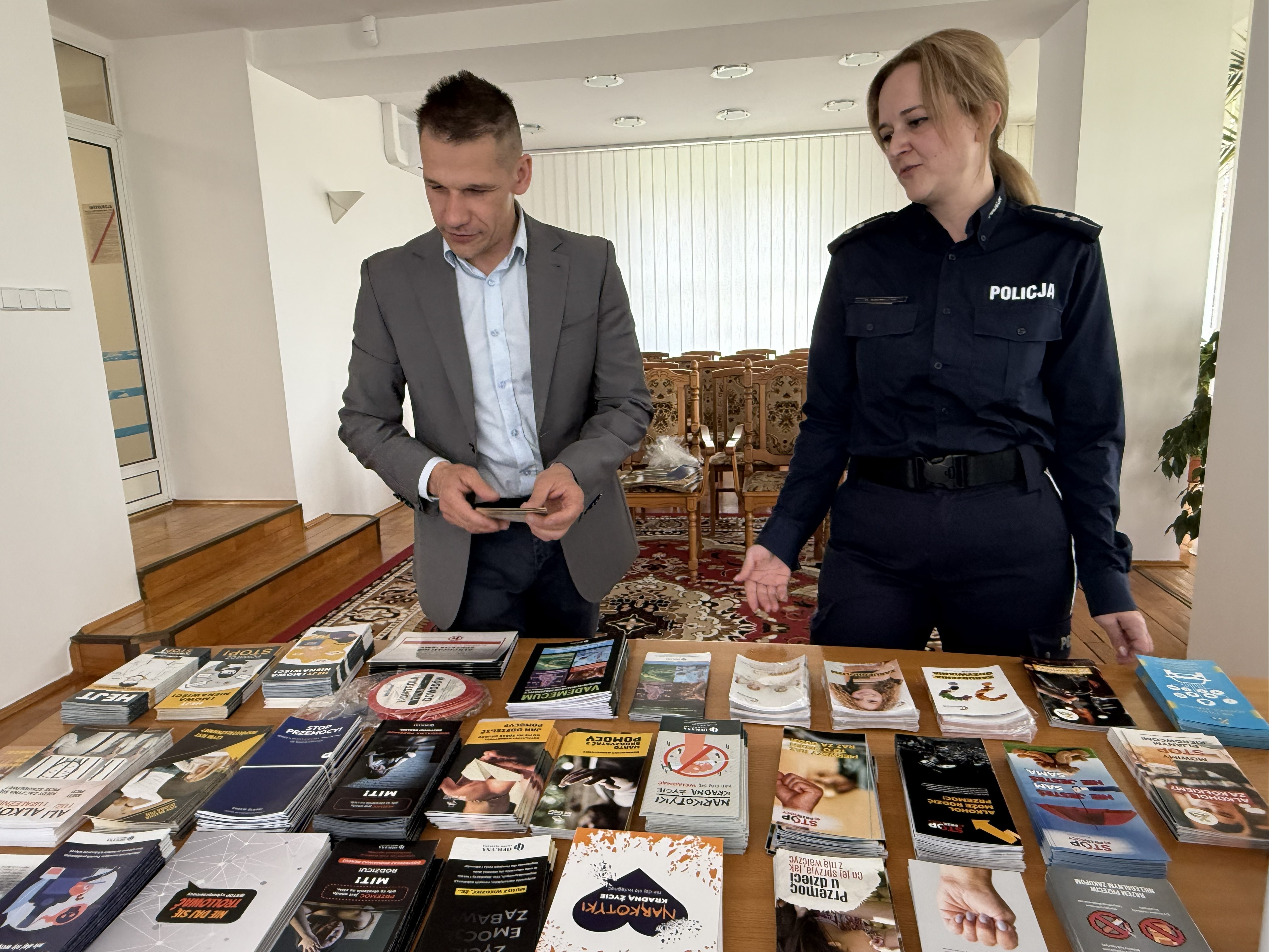 kobieta i mężczyzna w pomieszczeniu przy materiałach promocyjnych