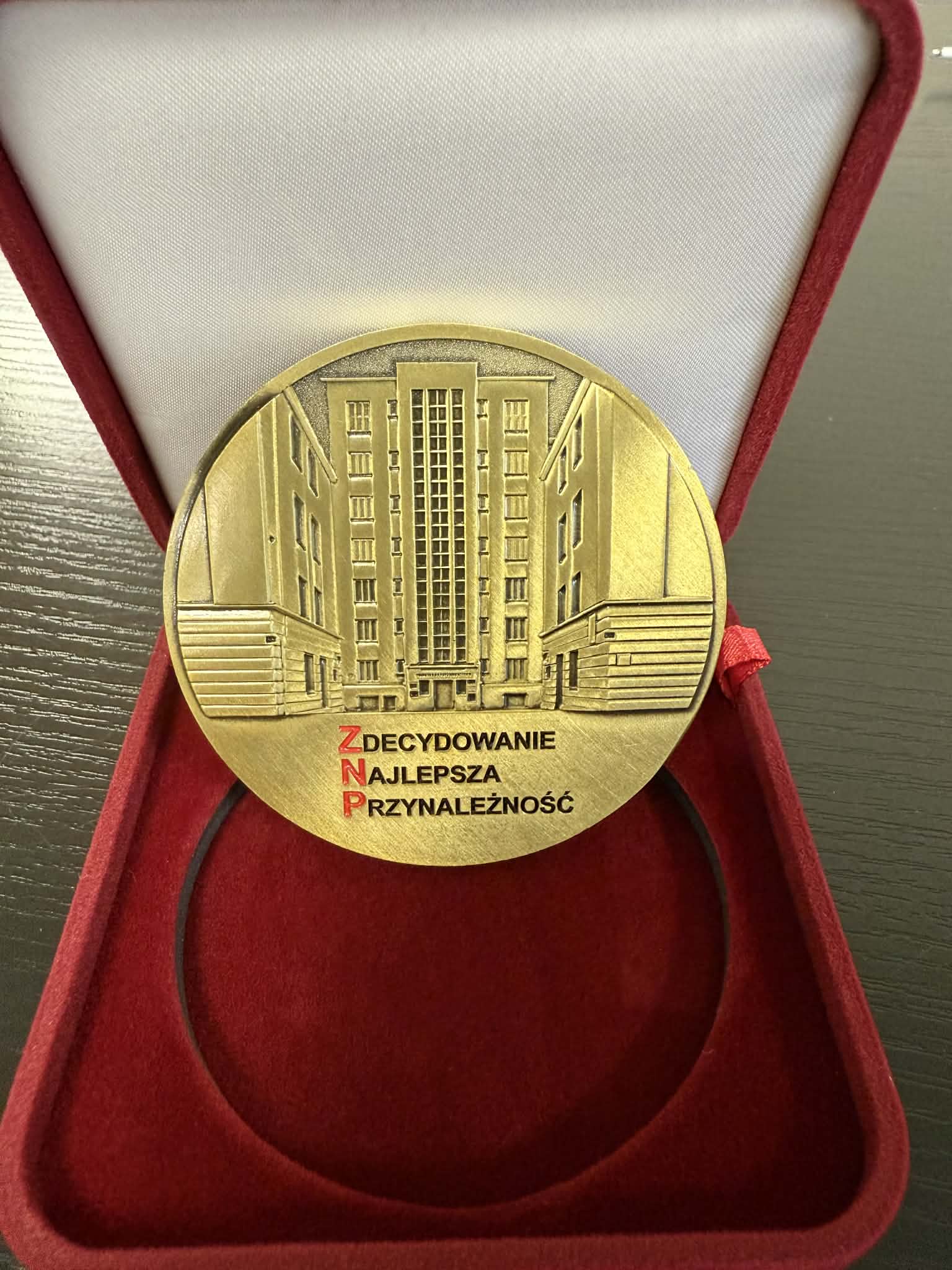 Rewers medalu w czerwonym pudełku 
