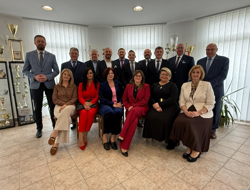 Mężczyźni i obiety pozujący do zdjęcia - w pomieszczeniu 