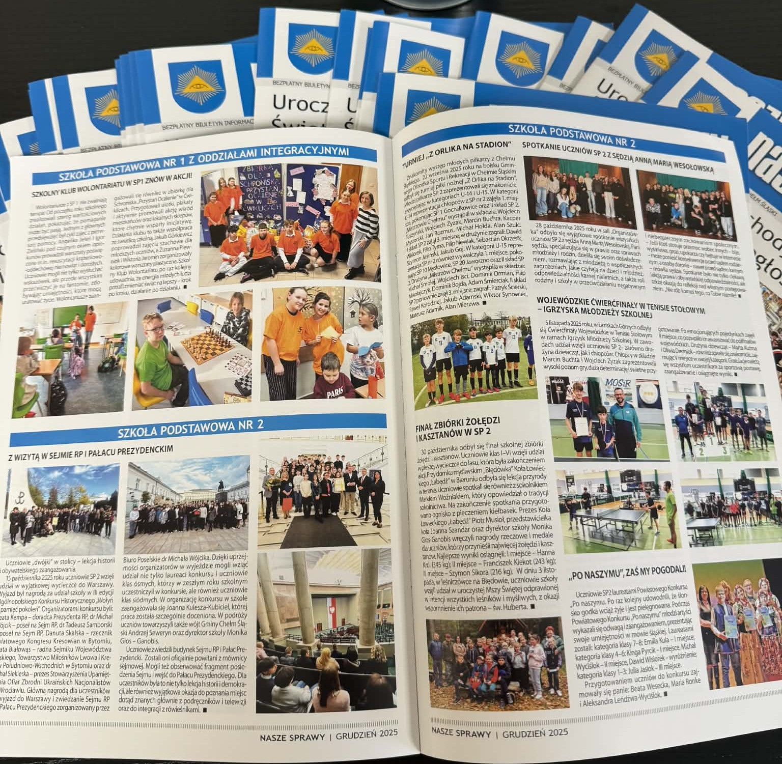 Rozłożony egzemplarz biuletyn na stoliku 