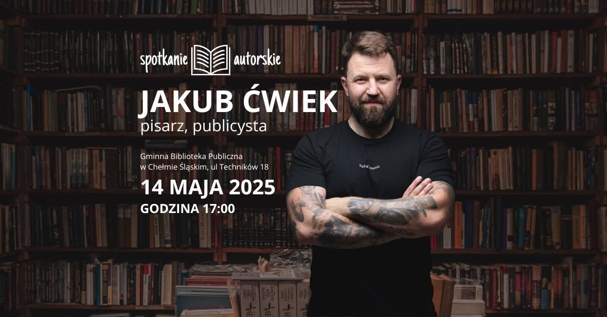 Mężczyzna stojący przy regale z książkami 