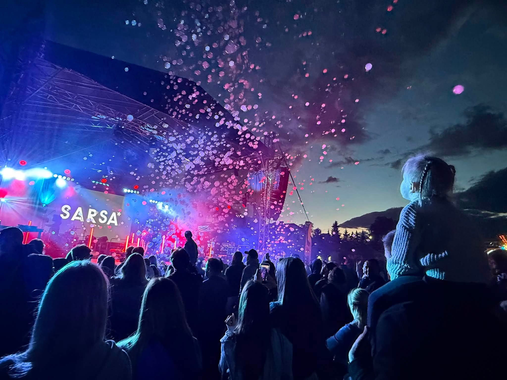 Zdjęcie sceny muzycznej i publiczności 