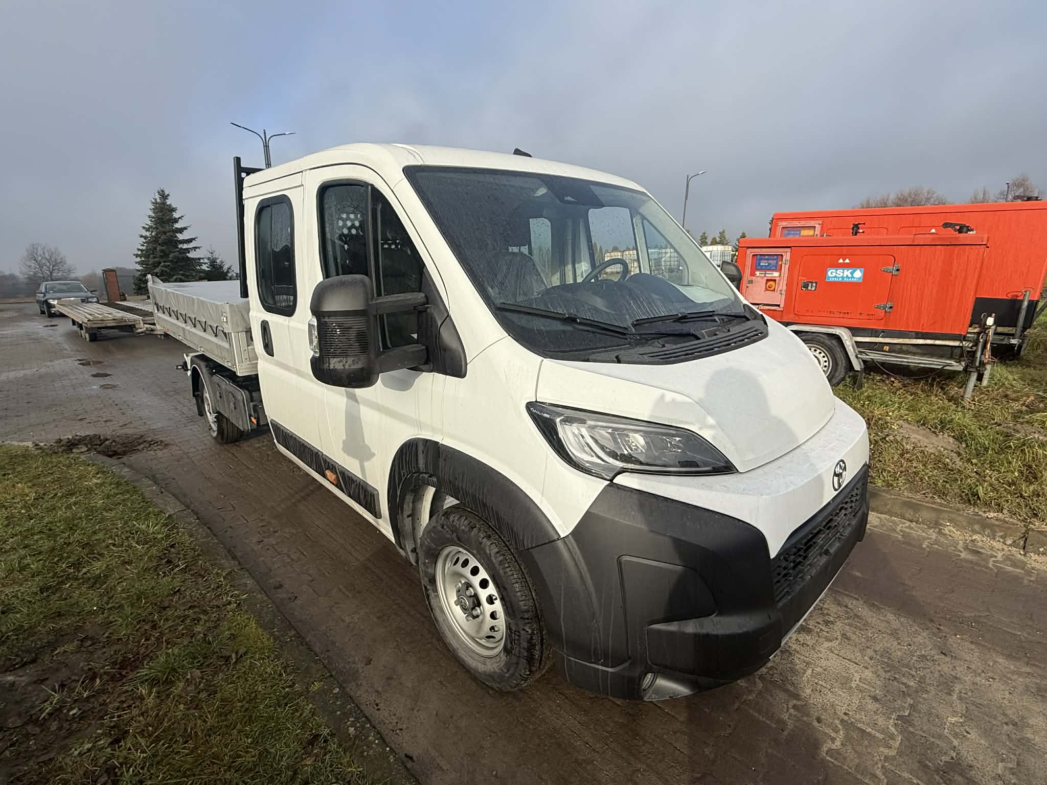 Samochód dostawczy z paką i plandeką- widok z przodu 