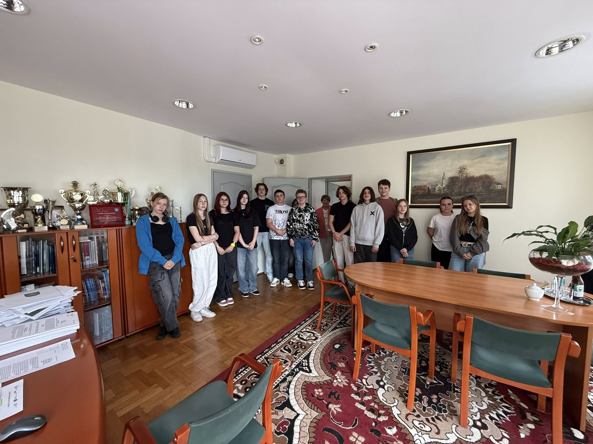 Grupa uczniów pozująca do zdjęcia w pomieszczeniu 