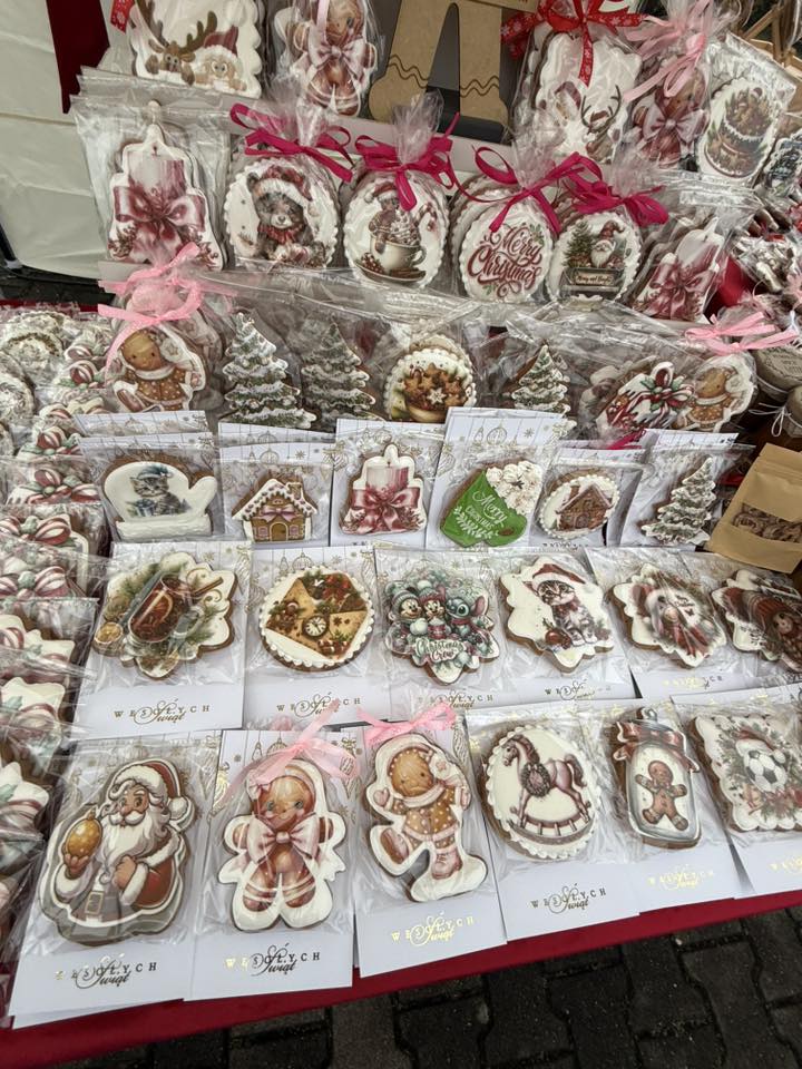 Kolorowe pierniczki na stole 