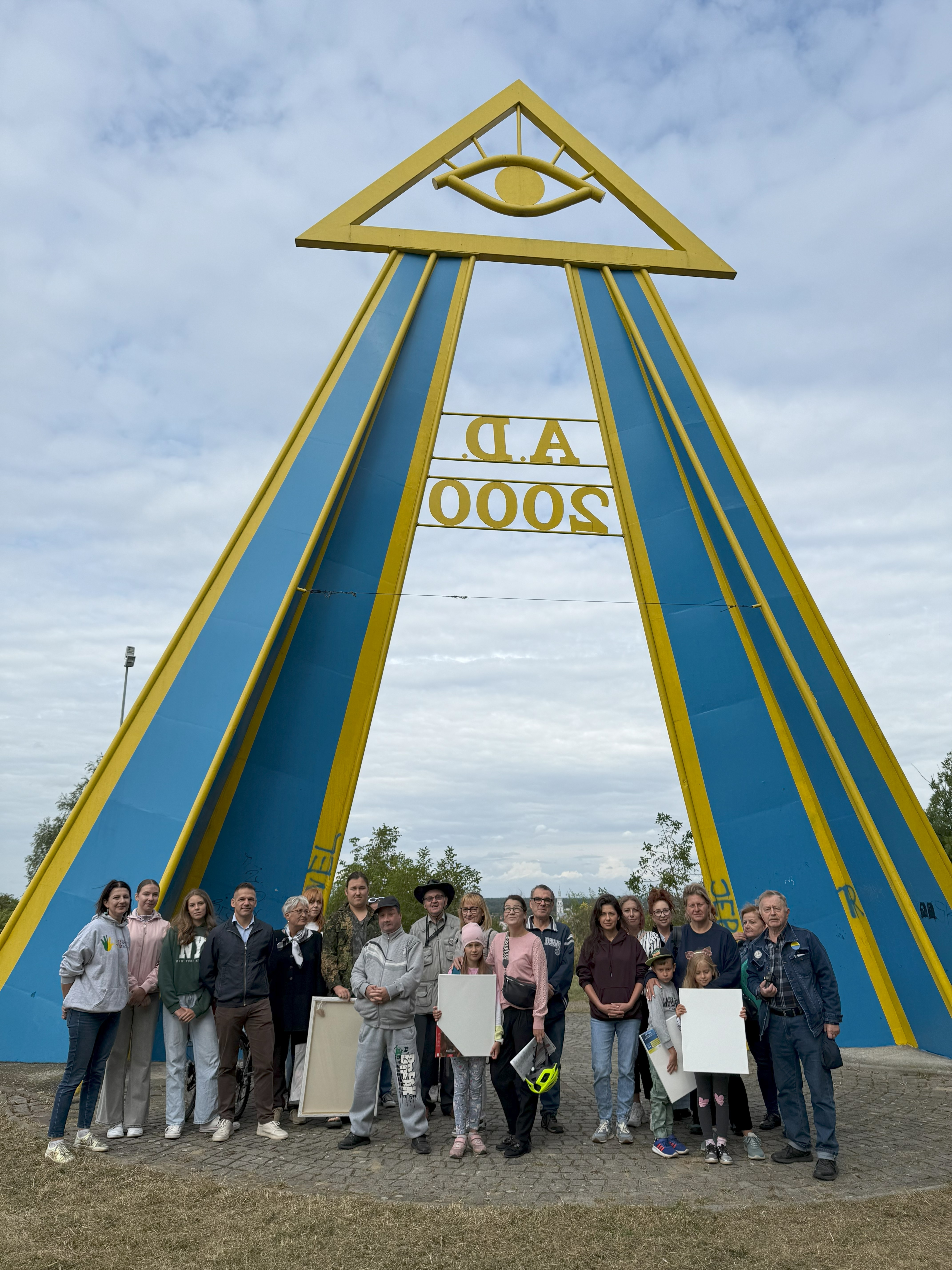 Uczestnicy pleneru malarskiego pozujący do zdjęcia na Smutnej Górze pod Okiem Opatrzności w Chełmie Śląskim 