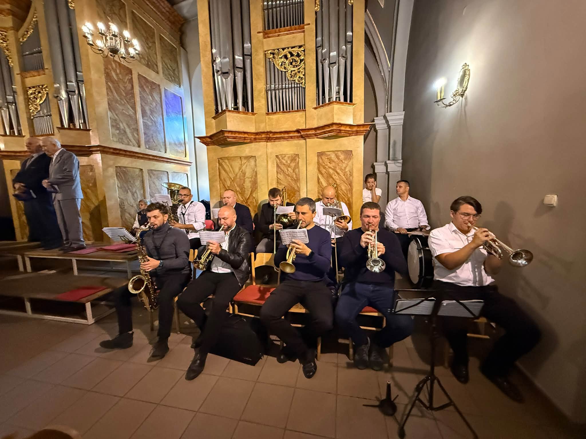 Grająca Orkiestra dęta w kościele 