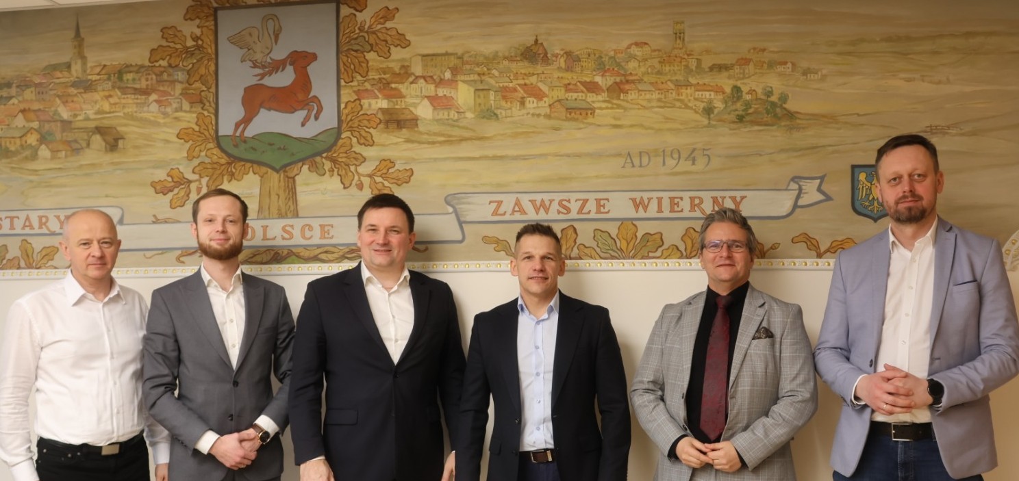 Sześciu mężczyzn pozujących w pomieszczeniu do zdjęcia 