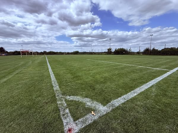 Boisko sportowe z piękną murawą 