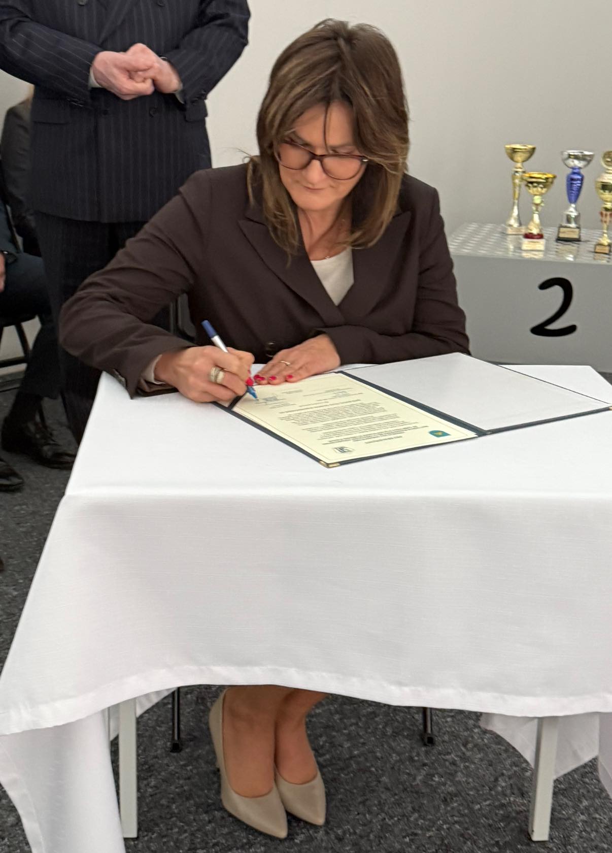 Kobieta podpisująca dokument