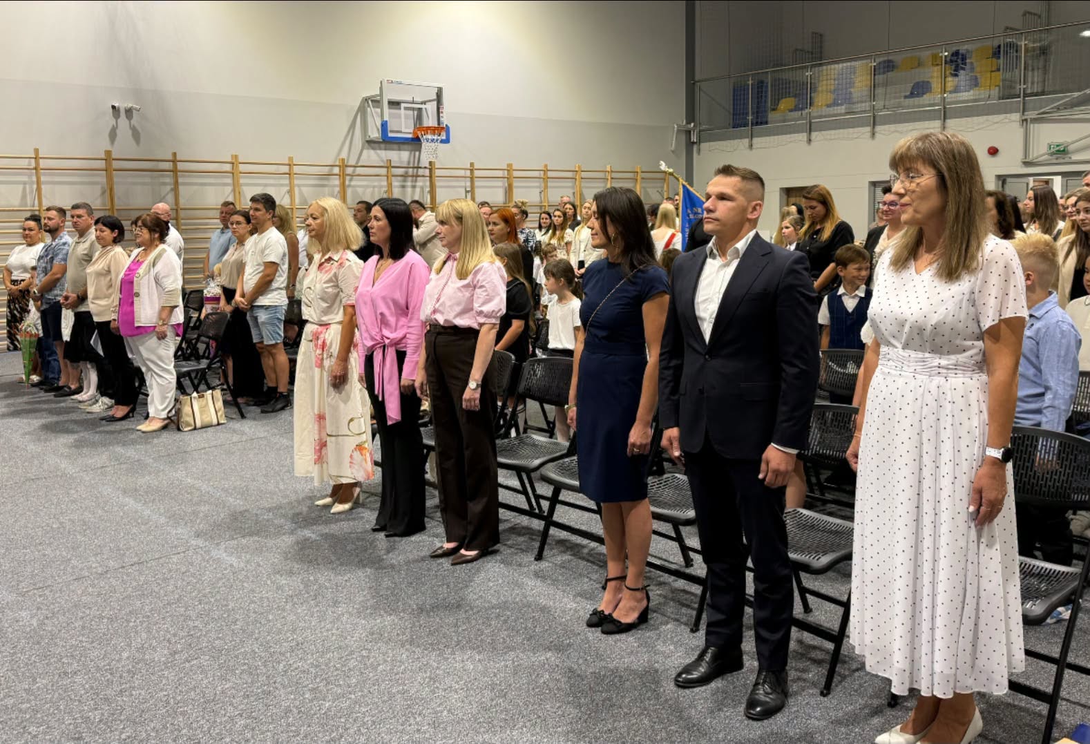 Osoby na sali gimnastycznej 