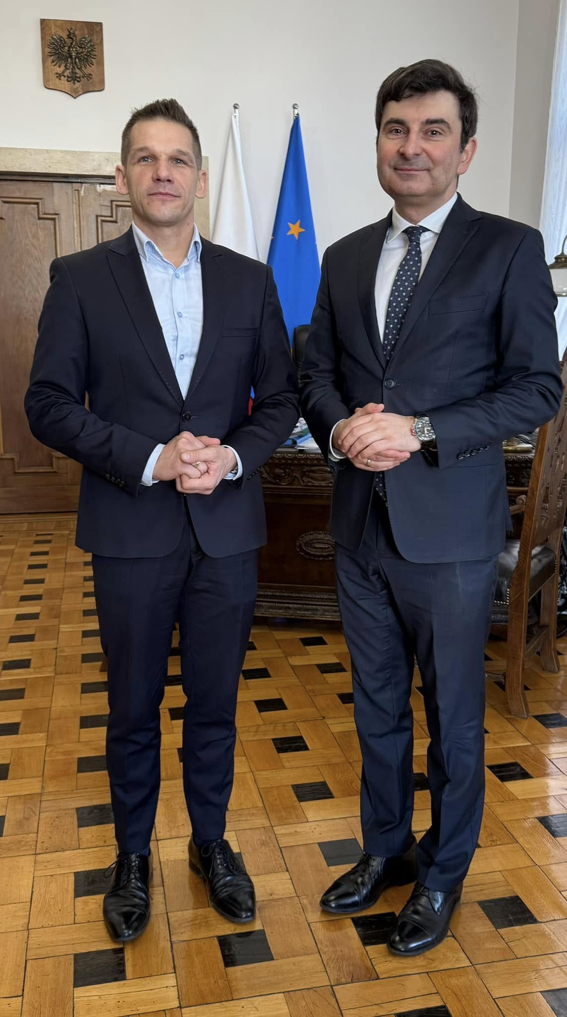 Dwaj mężczyźni stojący w pomieszczeniu 