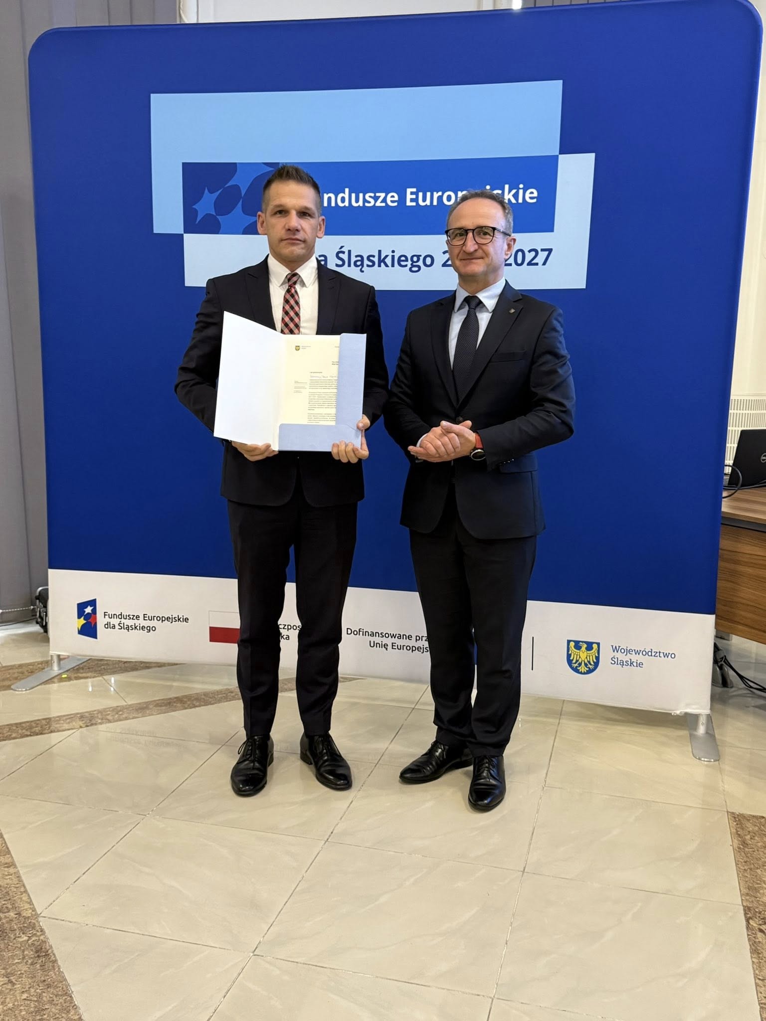 Dwóch mężczyzn pozujących do zdjęcia 