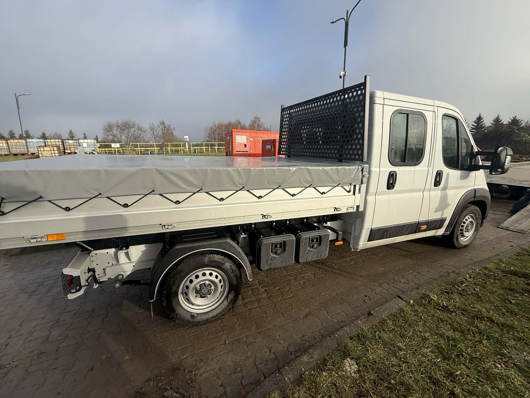 Samochód z paką i plandeką- widok z boku 