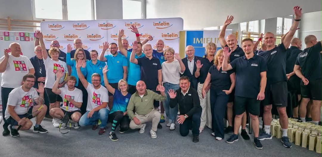 Uczestnicy turnieju pozujący do zdjęcia 