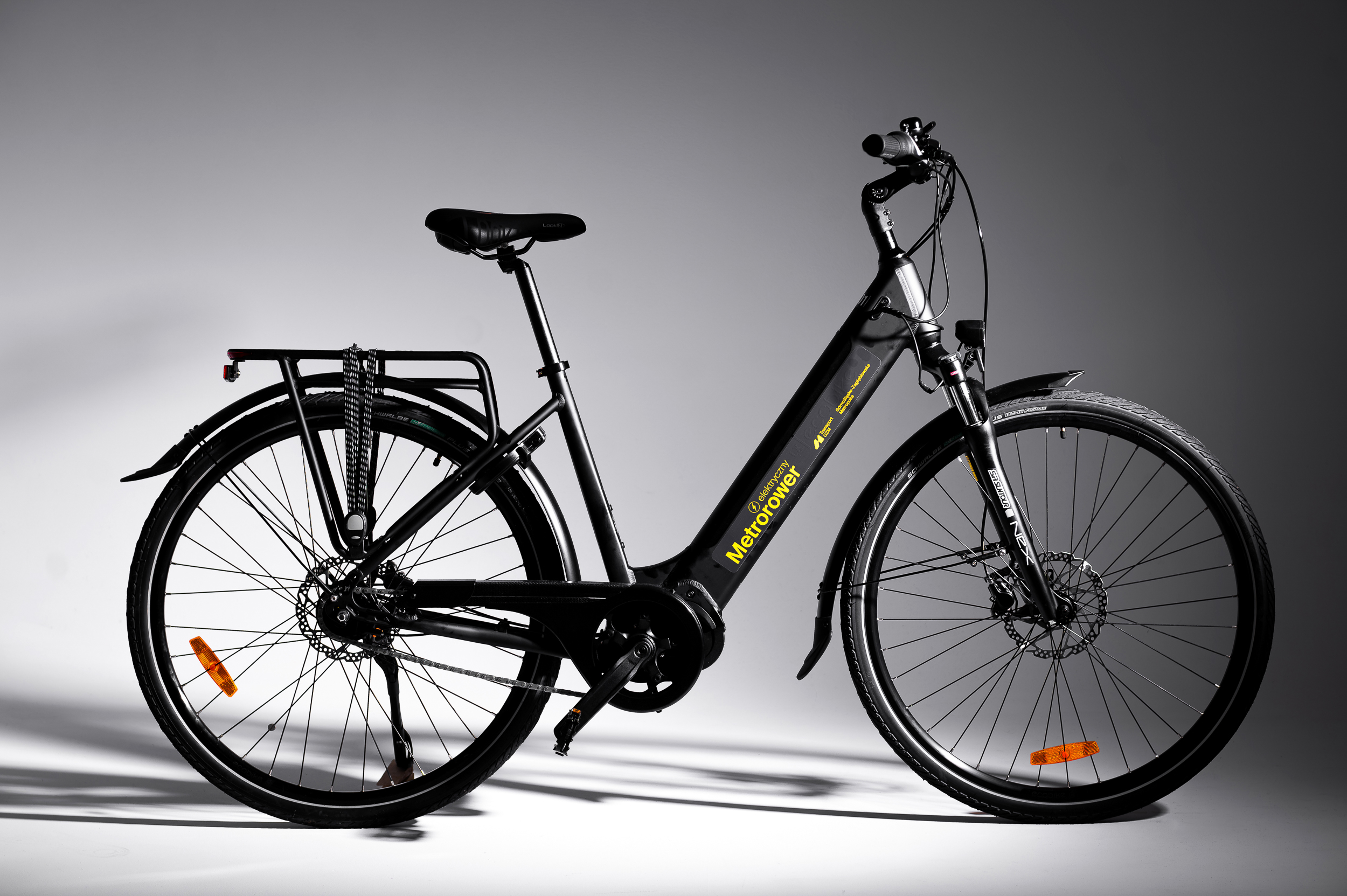 Czarny rower elektryczny 