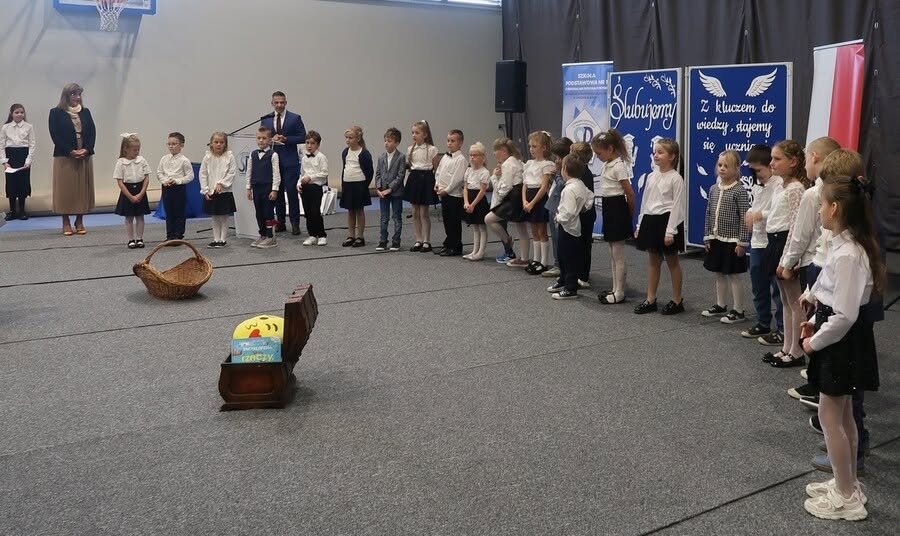 Uczniowie i nauczyciele pozujacy do zdjęcia
